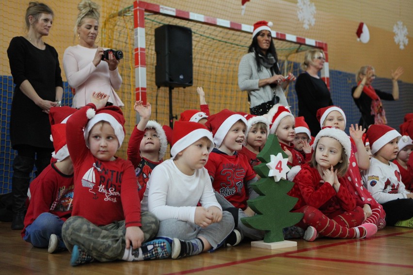 Spotkanie przedszkolaków z Joanną Krupa i Świętym Mikołajem (wideo, zdjęcia)