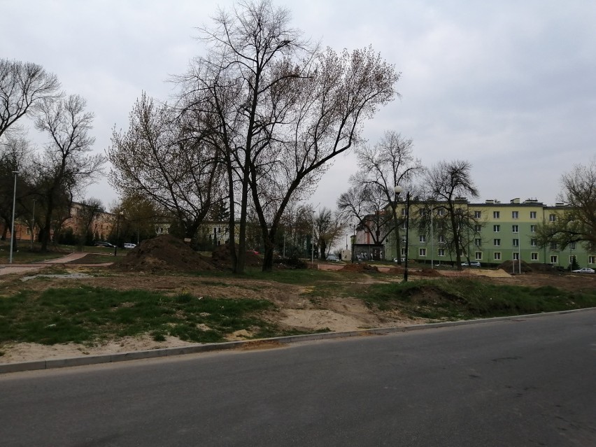 Remont parku na osiedlu Obozisko w Radomiu. Będzie nowy skate park i tężnia solankowa. Sprawdzamy postęp prac