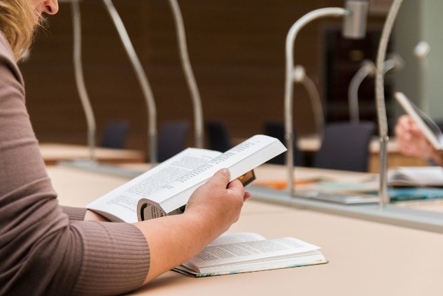 Wyniki matur w niektórych technikach są przerażające. Tu inaczej niż w liceach nie uczą się dorośli, w najsłabszej dziesiątce jest dużo popularnych szkół. Smutne jest to, że w wielu technikach sukcesem jest w ogóle zdanie matury.    UWAGA! Tworząc listę szkół z najgorszymi i najlepszymi wynikami na Maturze 2020 braliśmy pod uwagę placówki, w których egzamin zdawało przynajmniej 5 osób. Nie braliśmy pod uwagę szkół specjalnych.>>> ZOBACZ 10 NAJSŁBSZYCH TECHNIKÓW  NA KOLEJNYCH ZDJĘCIACH 