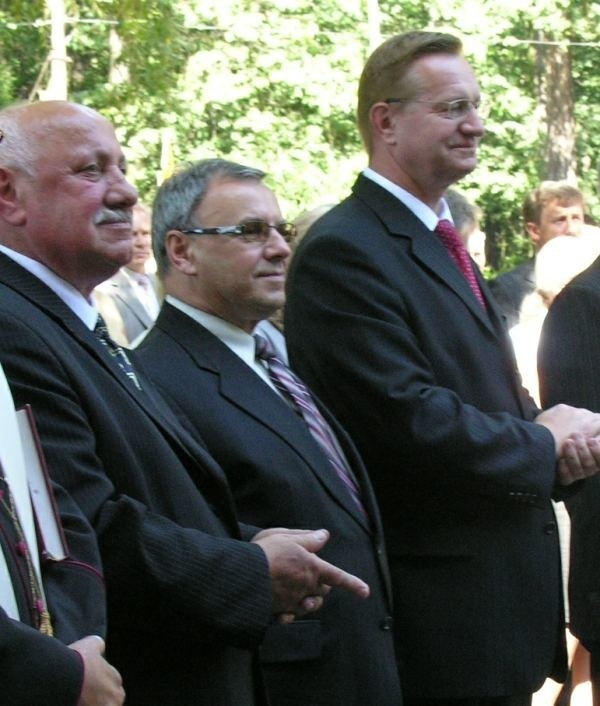 Michał Ilnicki (z lewej) i Ryszard Wilczyński (z prawej) nawet na oficjalnych uroczystościach nie stają obok siebie. Tu rozdziela ich marszałek województwa.
