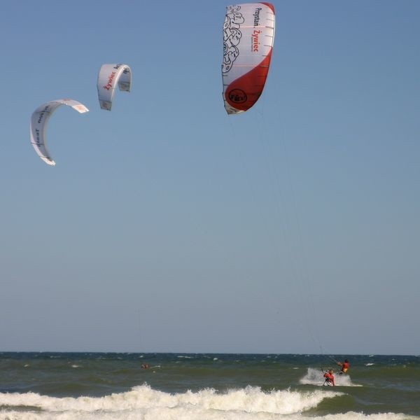 Kitesurferów coraz częściej spotkać można również na usteckiej plaży.