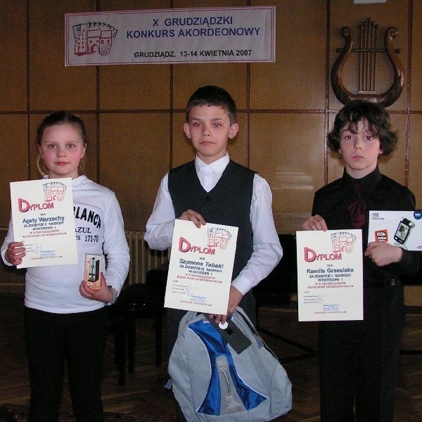 Laureaci najmłodszej kategorii (od prawej):Kamil  Grzesiak, Szymon Tabaka i Agata Warzecha z  dyplomami i nagrodami