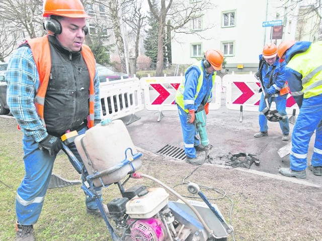 W piątek wodociągi rozpoczęły naprawę studzienek na ulicy Partyzantów.