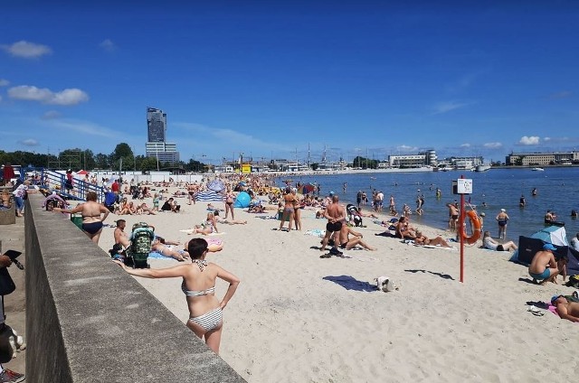 Wakacje dopiero się zaczęły, a nad Bałtykiem już zrobiło się tłoczno. Turystów widać w smażalniach ryb, przed budkami z lodami i przy straganach z nadmorskimi pamiątkami. Ile płacą za dorsza, lody świderki, belgijskie frytki i toaletę? Czy ceny produktów w nadmorskich kurortach zmieniły się od ubiegłego roku? Sprawdziliśmy...Sprawdź ceny poszczególnych produktów na kolejnych kartach