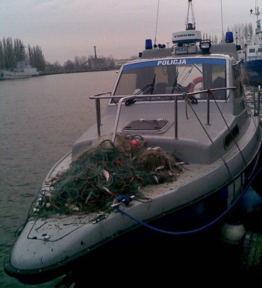 Nielegalnie zastawione siatki znaleźli policjanci z patrolujący wodę z łodzi motorowej.