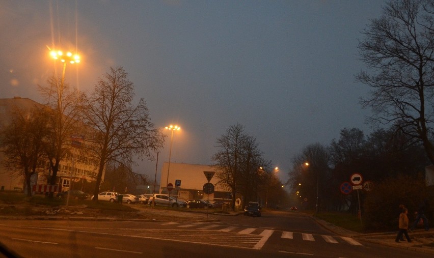 W tym miejscu, między ul. Konstytucyjną, a centrum handlowym...