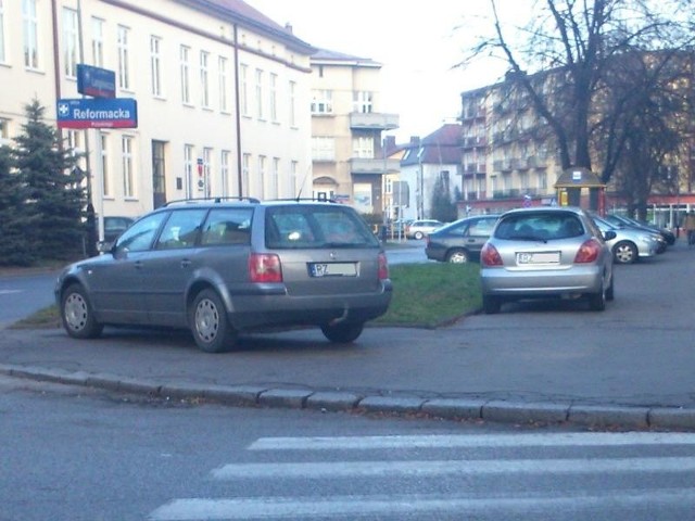 Tak się parkuje na skrzyżowaniu ul. Reformackiej i Langiewicza w Rzeszowie.