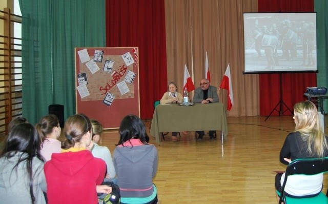 Ewa Kuberna i Wiesław Wojtas odpowiadali na liczne pytania młodzieży.