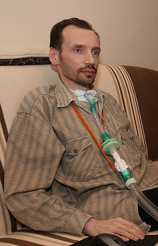 Mariusz Targoński nie może samodzielnie oddychać. Żyje tylko dzięki domowemu respiratorowi. Jedynym ratunkiem dla niego jest przeszczep płuc. 