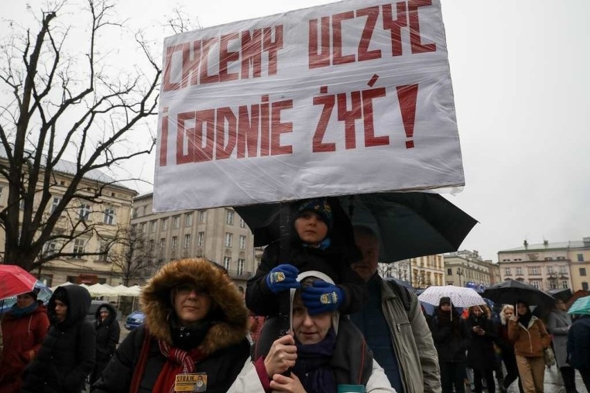 Nauczyciele zdumieni pensją. Kraków za strajk "uciął" za dużo?