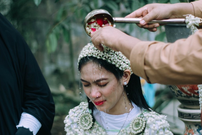 Tradycyjnie w Indonezji podczas wesela odbywa się siraman,...