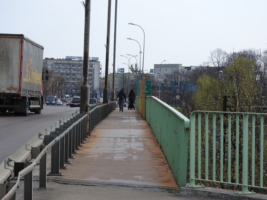 Wiadukt Dąbrowskiego: Jeden chodnik nie dla rowerów. Miasto zastanowi się nad postawieniem znaku [ZDJĘCIA, WIDEO]