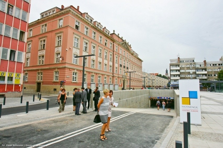 Wrocław: Parking pod placem Nowy Targ otwarty. Na razie jest darmowy (ZDJĘCIA)