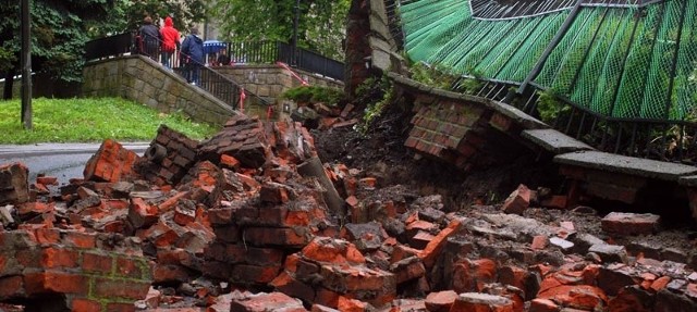 Mur przy ul. Zjazdowej zawalił się 16 maja wieczorem, gdy nad miastem przechodziła ulewa, powodując podtapianie ulic i domów.