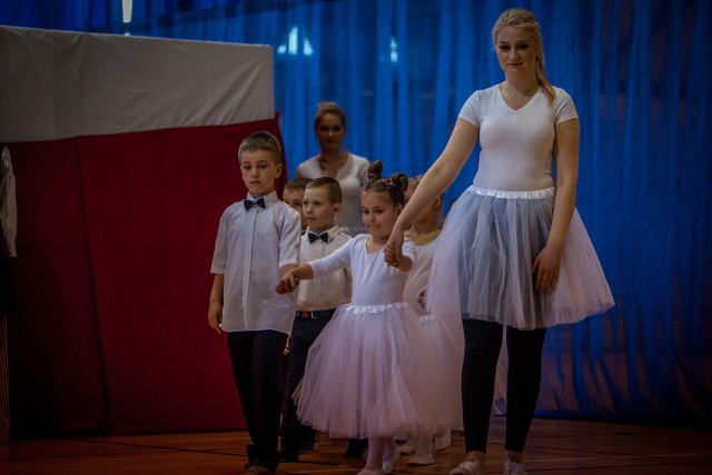 Prezentacje Artystyczne Przedszkolaków w Ustce (21.04.2018). Przedszkole Słonecznikowe. Wychowawca: Katarzyna Bartkowska. Utwór - Polonez