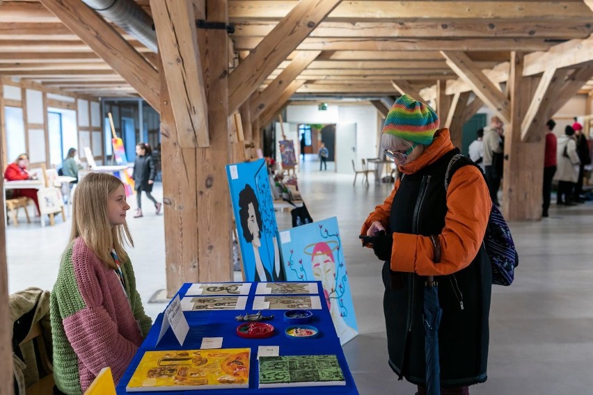 Młodzi prezentują swoje dzieła na Targach Artystycznych w Bydgoszczy [zdjęcia]