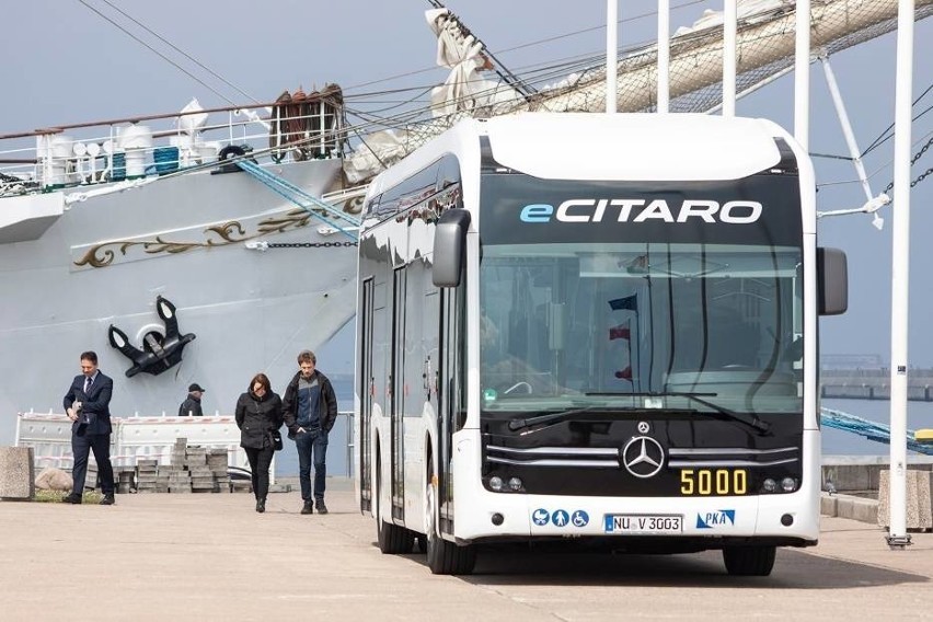 Supernowoczesny, zachwycający Mercedes-Benz eCitaro zaprezentowany w Gdyni nad morzem ZDJĘCIA