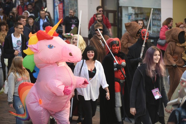 Wystartowało święto fanów fantastyki, gier oraz popkultury! Dzisiaj (14.09) toruńską Starówką przeszła barwna parada uczestników Copernicona - zjechali do nas goście z całej Polski.Dodajmy, że ta impreza jest organizowana w grodzie Kopernika od 2010 roku.