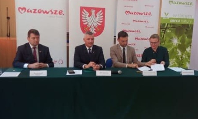 Gmina Gniewoszów podpisała umowę na dotację z budżetu wojewódzkiego na modernizację oświetlenia ulicznego.