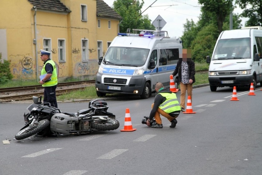 Wypadek na Kosmonautów. Motocyklista trafił do szpitala (ZDJĘCIA)