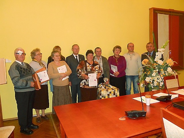 Laureaci konkursu na najładniejszy ogródek i balkon w mieśce z burmistrzem Andrzejem Cieślą( w środku w okularach) i Eugeniuszem Krawcem, wiceprzewodniczącym rady (z prawej)