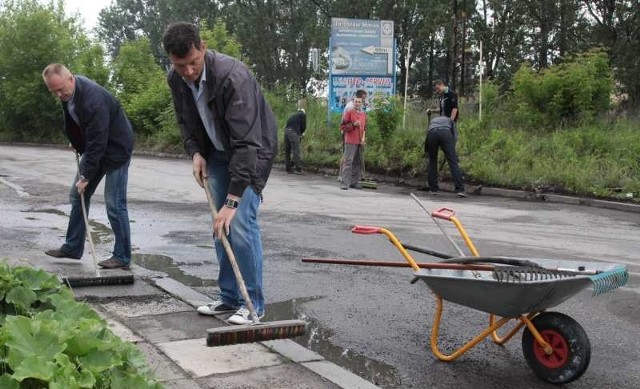 Za zamiatanie chodnika wzięli się Jarosław Marek z firmy Auto Markt i Mariusz Gregorczyk z firmy USAuto.