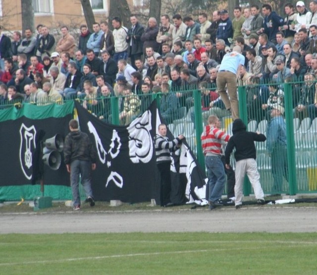 Ci młodzi ludzie za swoje stadionowe wybryki podczas meczu w Stalowej Woli stanęli przed sądem. Teraz każdy z nich musiałby się liczyć z grzywną w wysokości 2 tysięcy złotych.