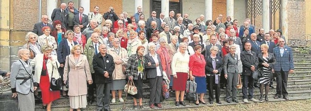 Wychowankowie Państwowego Zakładu Wychowawczo-Naukowego na schodach pałacu Potockich