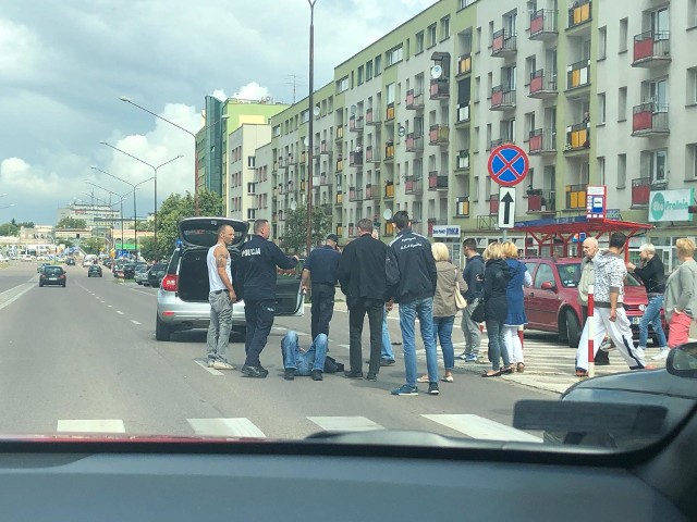 Około godziny 11 na ulicy Wyszyńskiego doszło do wypadku z udziałem pieszego. Zdjęcia pochodzą z portalu: zambrów.org