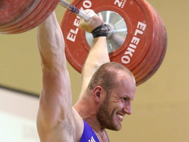 Marcin Dołęga z uśmiechem na ustach dźwignął w sumie 422 kg. Jak dołoży 10, w Londynie będzie upragniony medal.