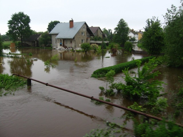 Wody Błotni zalały wiele gospodarstw. &#8211; Tak wysoko woda podeszła pod nasz dom po raz pierwszy &#8211; mówi Lucyna Niemczyk, z zalanego gospodarstwa w Wierzawicach.