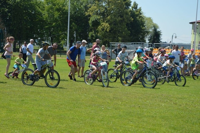 Kilkudziesięciu uczestników wzięło udział w I Zawodach Rowerkowych w Pińczowie