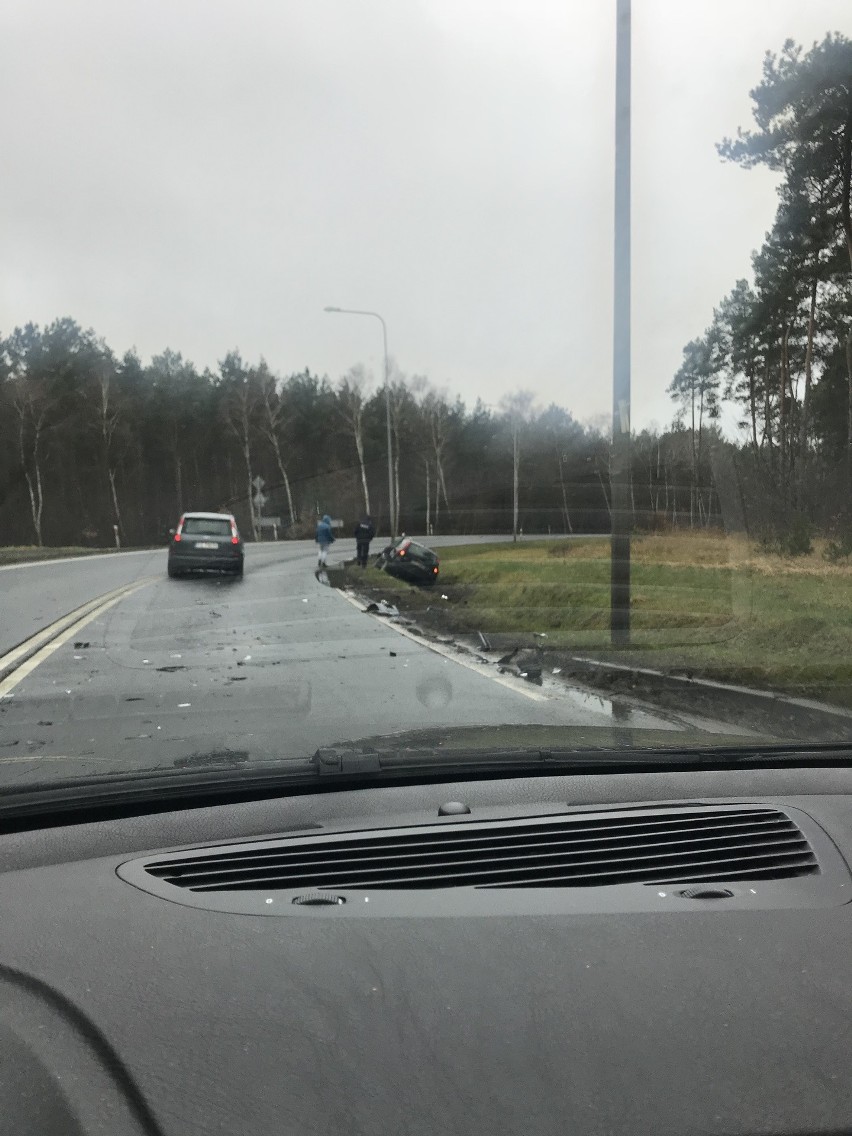 Zderzenie dwóch aut na Bukowskiej. Samochód wpadł do rowu