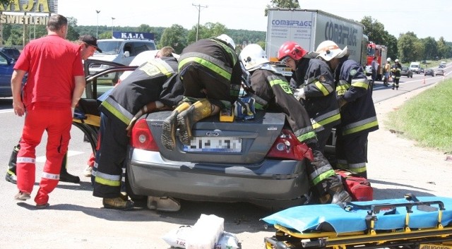 Wypadek przy Dworku Czarneckiego. Ciężarówka zderzyła się z fordem.