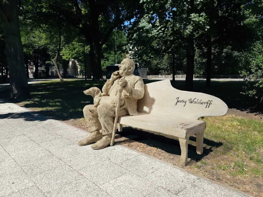 W Słupsku można będzie usiąść na ławeczce obok Jerzego Waldorffa i jego jamnika