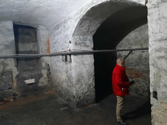 Wędrówka piwnicami ratusza daje przedsmak tajemnic podziemnej Szprotawy