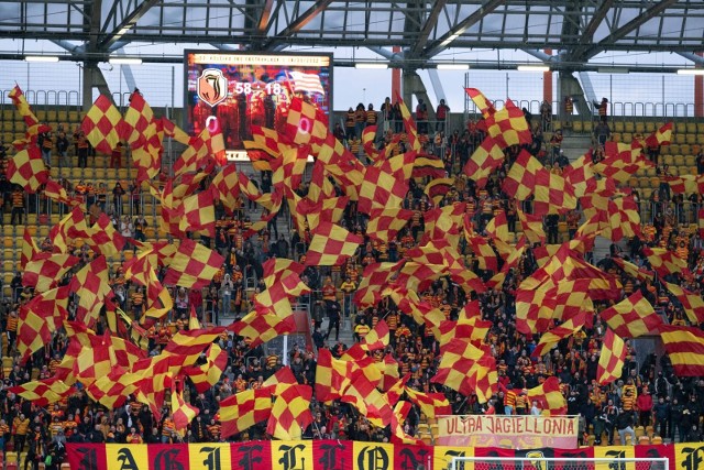 Fani Jagielloni na trybunach stadionu miejskiego podczas meczu z Cracovią