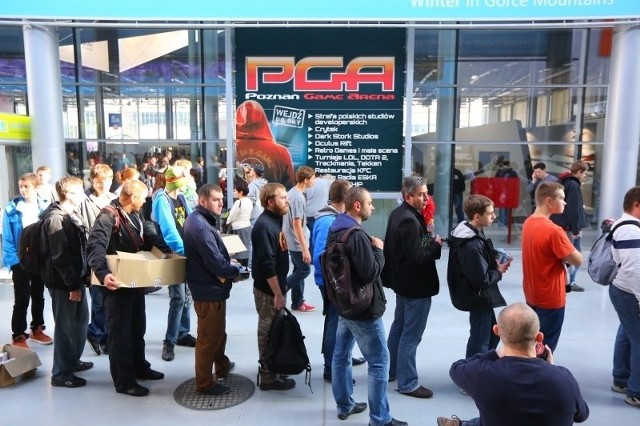 Ostra walka na łokcie o kartony pełne gier komputerowych rozegrała się na targach gier komputerowych Poznań Game Arena.