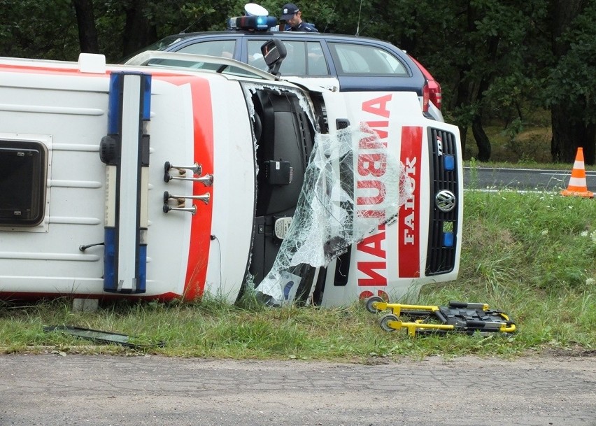 Wypadek karetki pod Bełchatowem. Cztery osoby ranne [ZDJĘCIA+FILM]