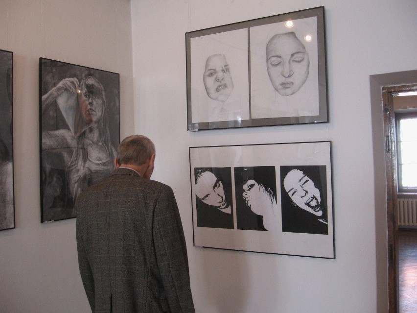 Druga część wystawy II Międzynarodowego Biennale Autoportretu i Rysunku
