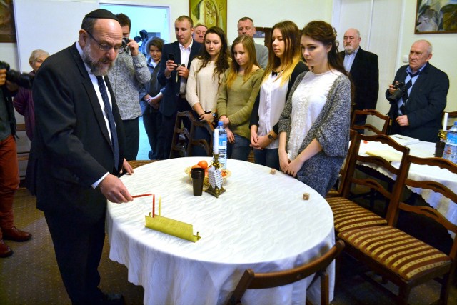 Rabin Michael Schudrich zapalił chunkową świeczkę w Częstochowie