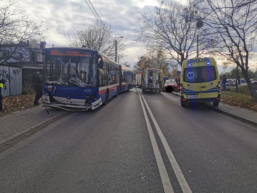 Zderzenie miejskiego autobusu z osobowym peugeotem w Bydgoszczy. Dwie osoby w szpitalu [zdjęcia]