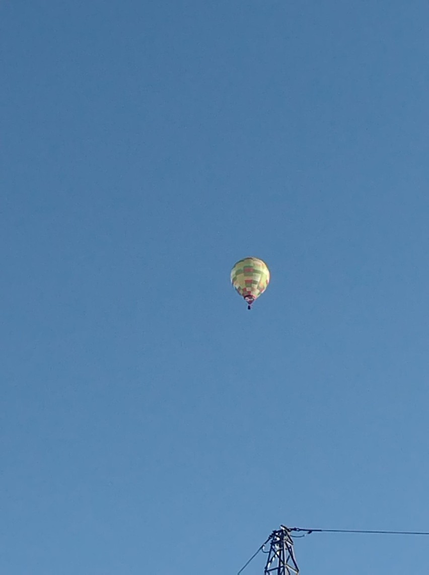 W Starachowicach i Wąchocku rozpoczęła się V Balonowa Fiesta. Pierwsze balony już w górze. Pogoda wspaniała. Zobacz zdjęcia i film