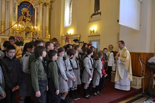 Harcerze z Potworowa wzięli udział w uroczystej mszy świętej w miejscowym kościele i zobowiązali się do pomocy innym.