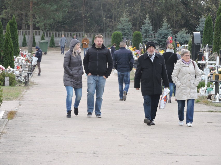 W Zaduszki wiele osób odwiedzało cmentarz komunalny w...