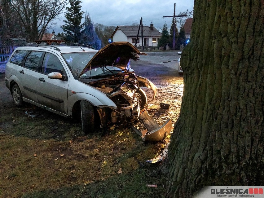 Ford rozbił się na drzewie. Kierowcę w krytycznym stanie zabrał śmigłowiec [ZDJĘCIA]