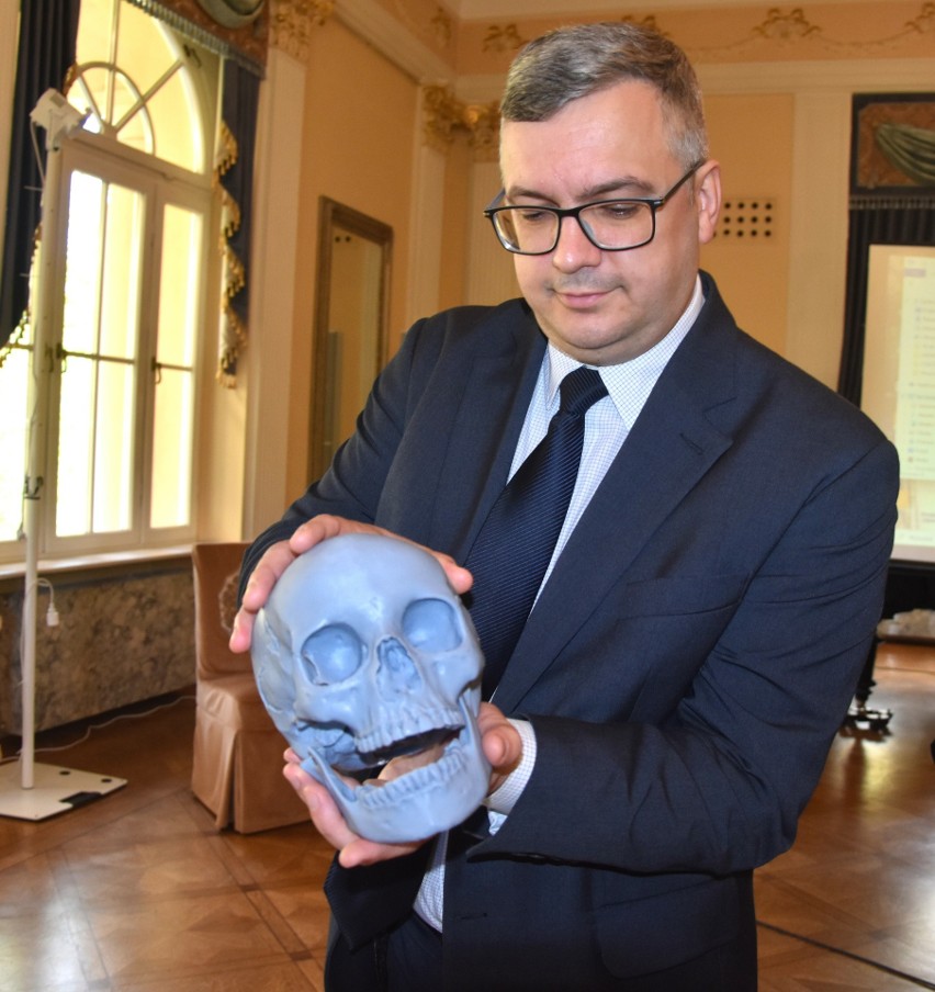 Wójt Radosław Ciechacki prezentuje wydruk 3D czaszki...