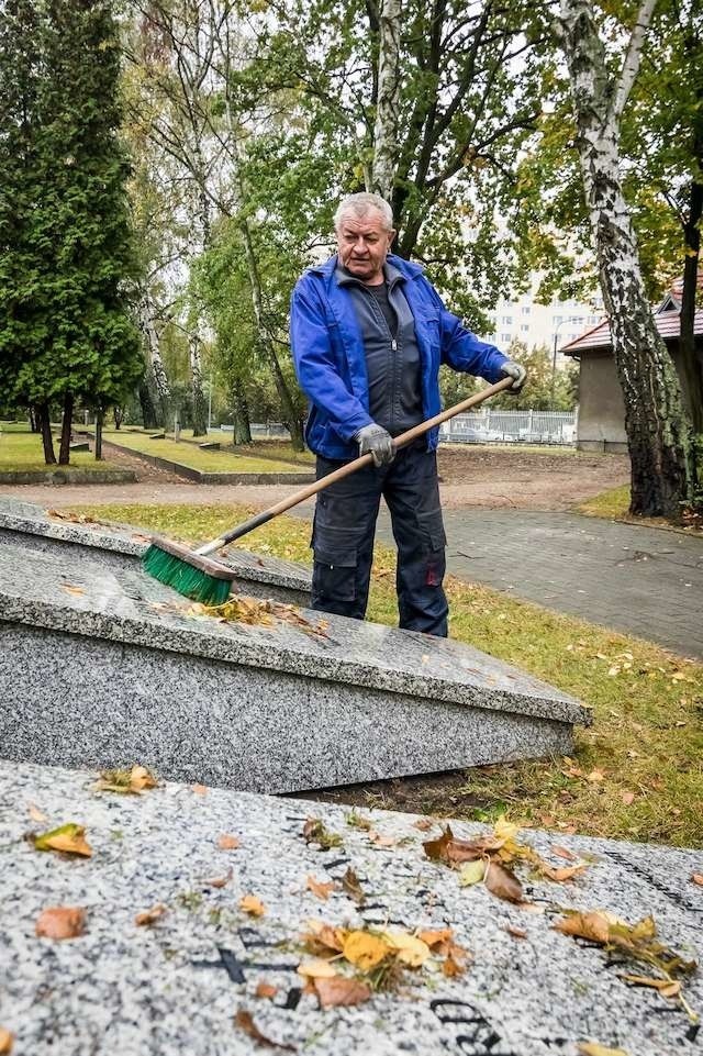 Jedni sami porządkują groby bliskich. Inni, w tym głównie osoby spoza Bydgoszczy, coraz chętniej korzystają z usług profesjonalnych firm.
