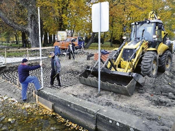 Prace przy budowie schodów przy pomoście koło ogólniaka w szczecineckim parku. 