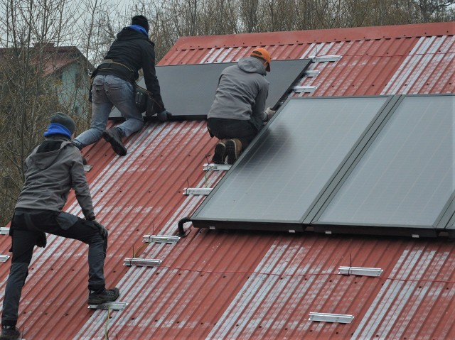 W pierwszej połowie roku powinno zostać zamontowanych ponad 340 instalacji solarnych i fotowoltaicznych